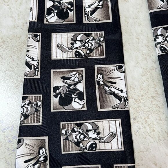 Mickey Unlimited Sports Tie! Perfect for Coach! - Picture 2 of 5